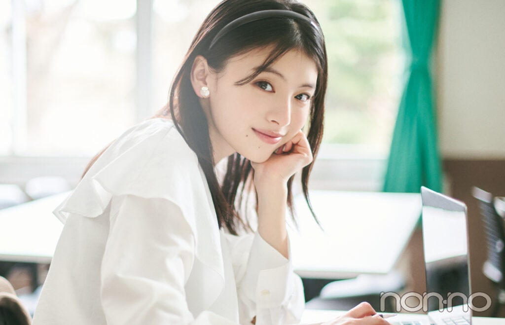 白ブラウスを着た出口夏希の春の大学生コーデ