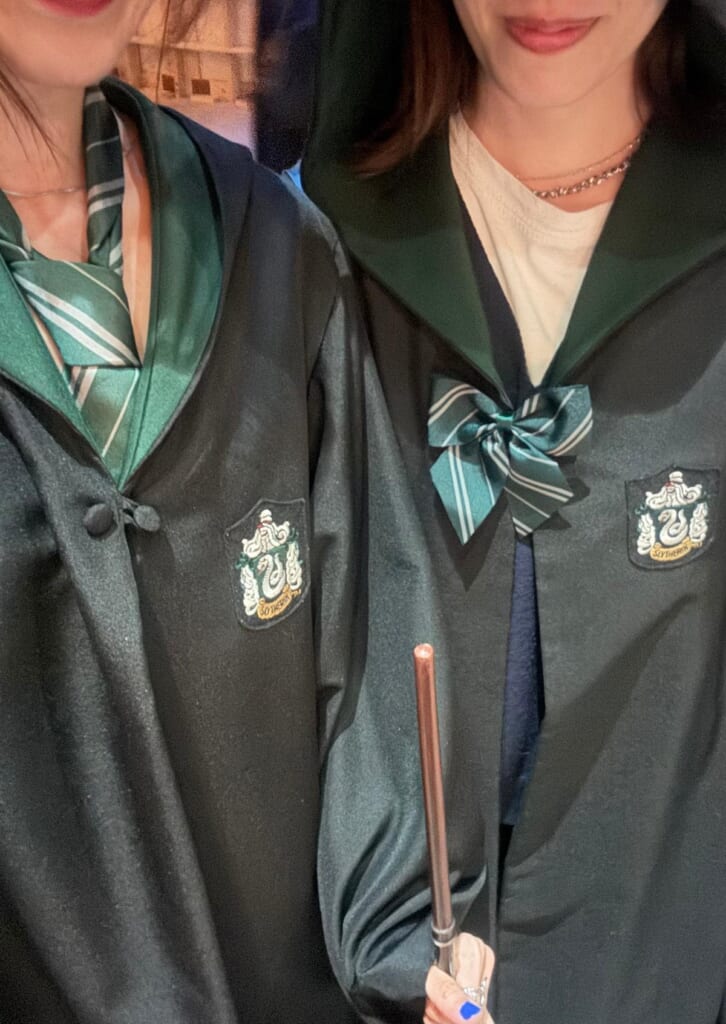 スリザリンの生徒に扮した女の子2人によるセルフィー