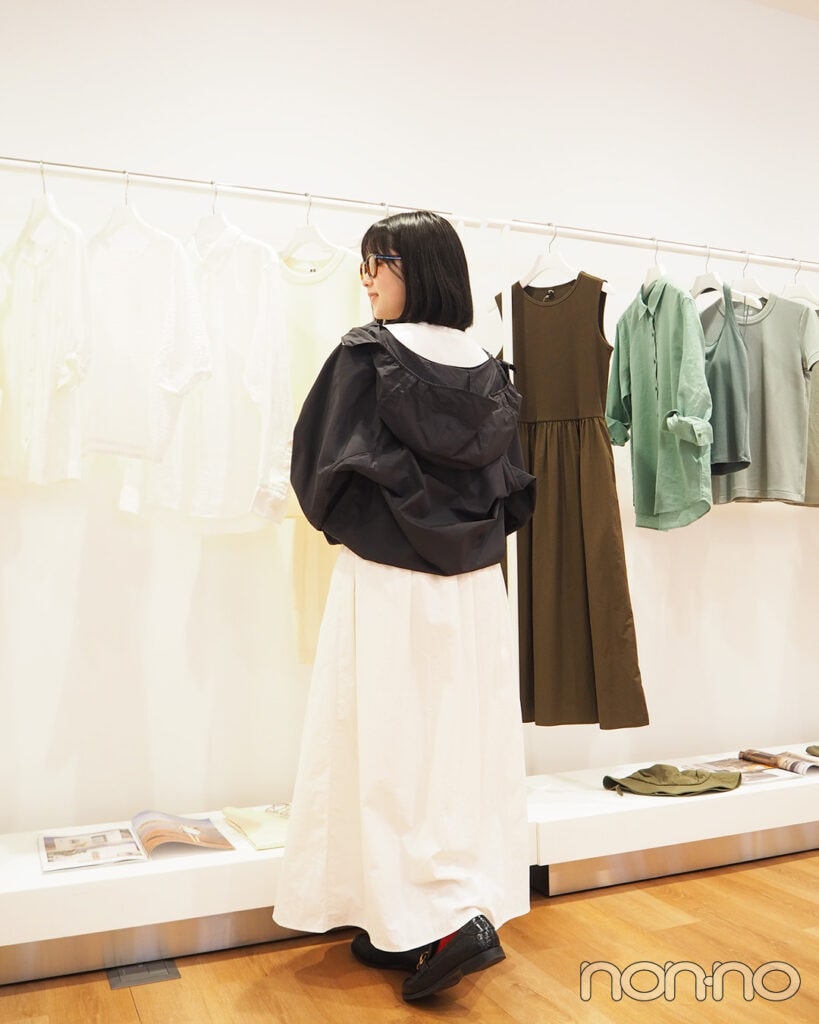 ユニクロの黒のポケッタブルUVカットパーカの後ろ