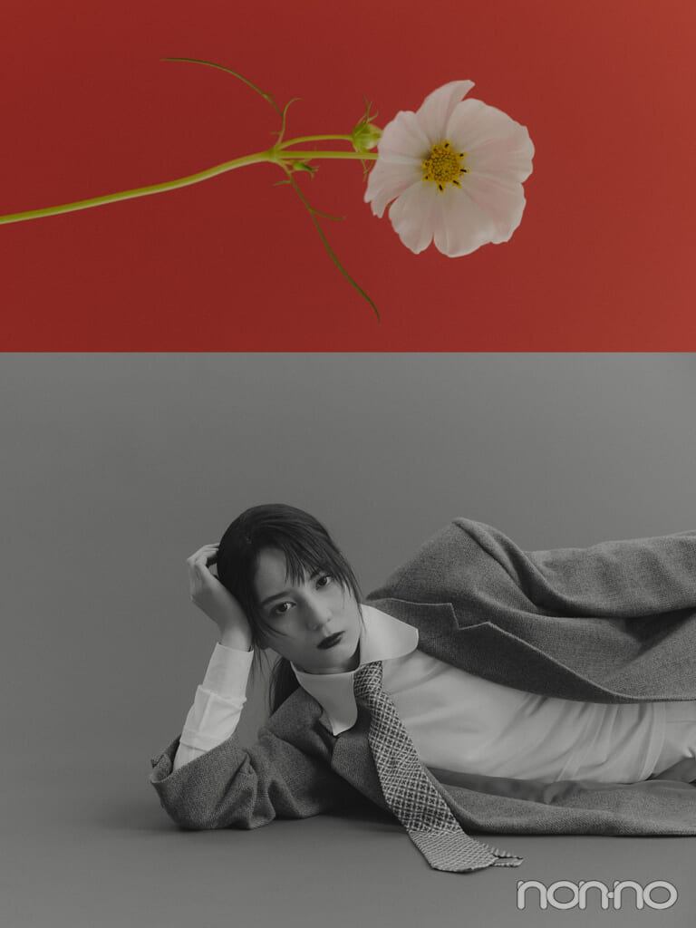 ひじをついて寝転ぶ小坂菜緒