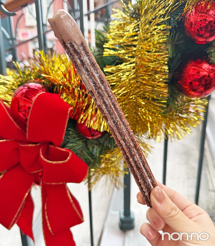 スペシャルサンデー（チョコレートソフトクリーム＆チュロス）、ディズニーランドのクリスマス食べ歩きフード