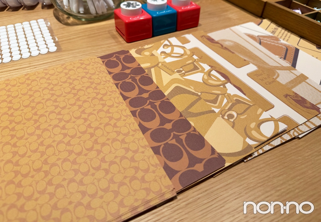 コーチのロゴがデザインされたペーパー