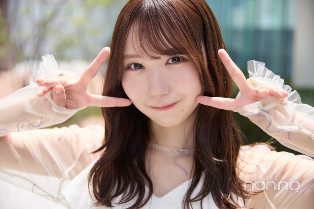 ピースをする日向坂46・藤嶌果歩さん