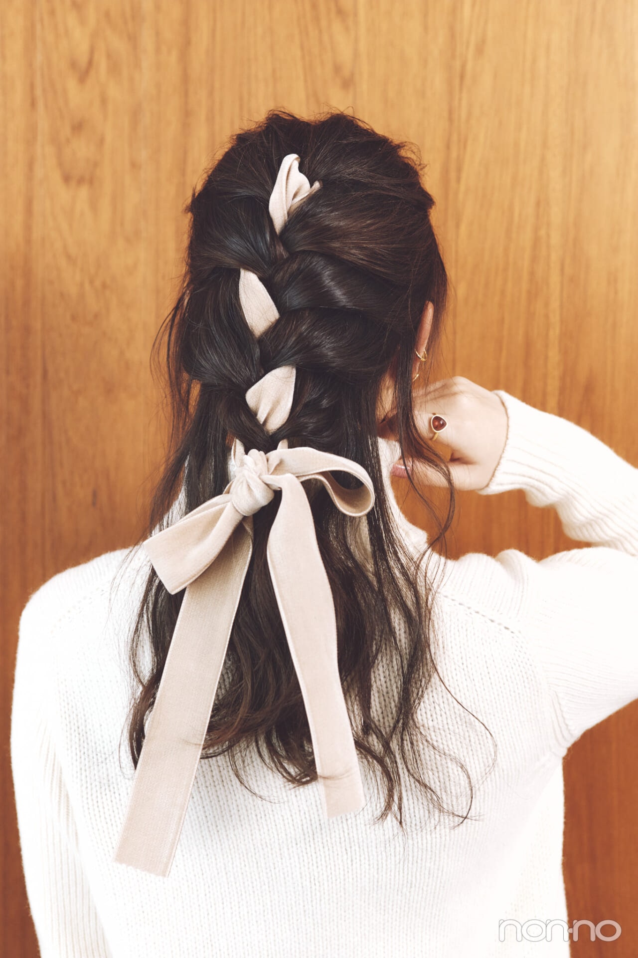 小坂菜緒のヘアアレ14daysのリボン編み込みのバックカット