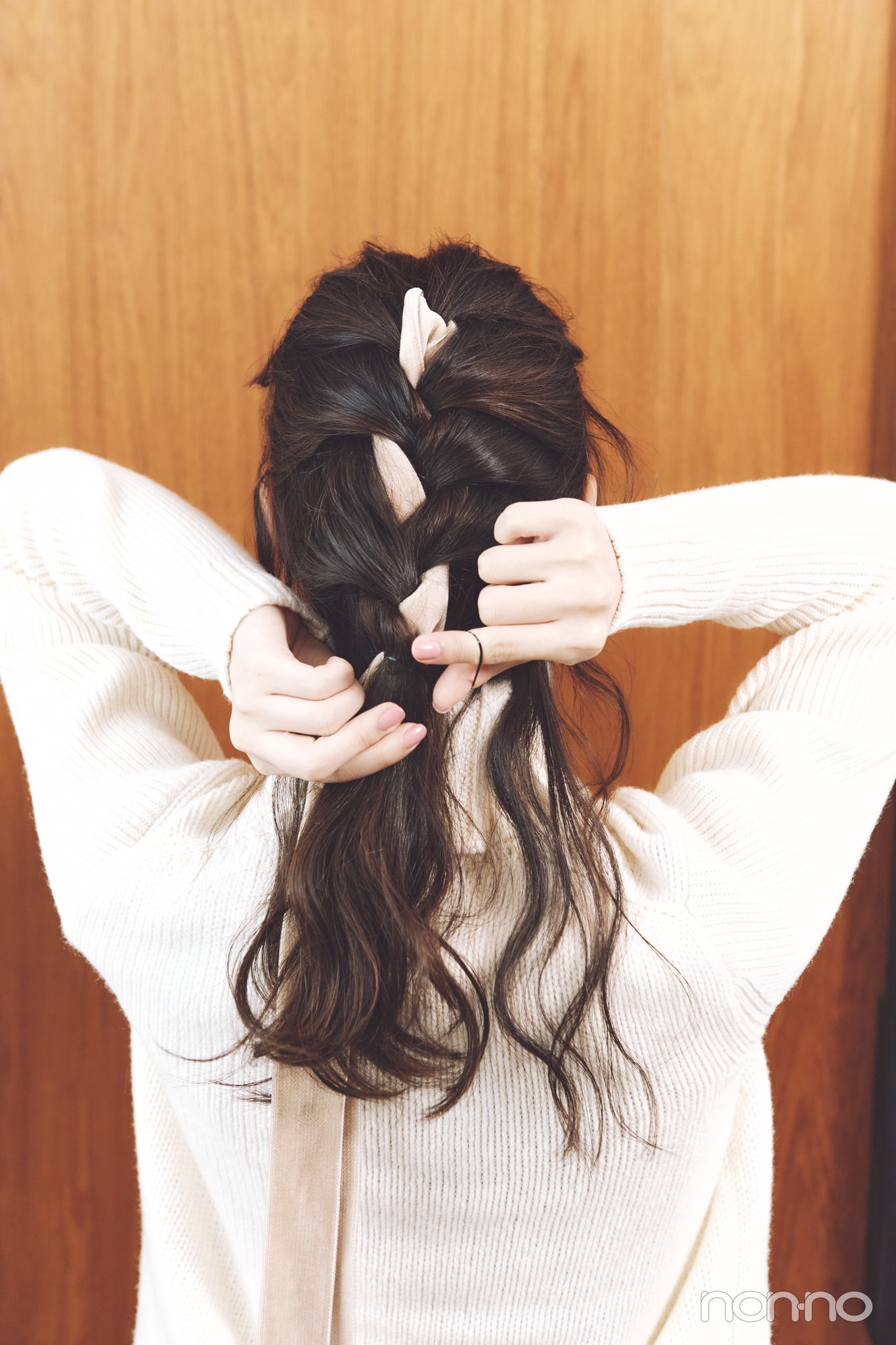 小坂菜緒のヘアアレ14daysのリボン編み込みのプロセス③