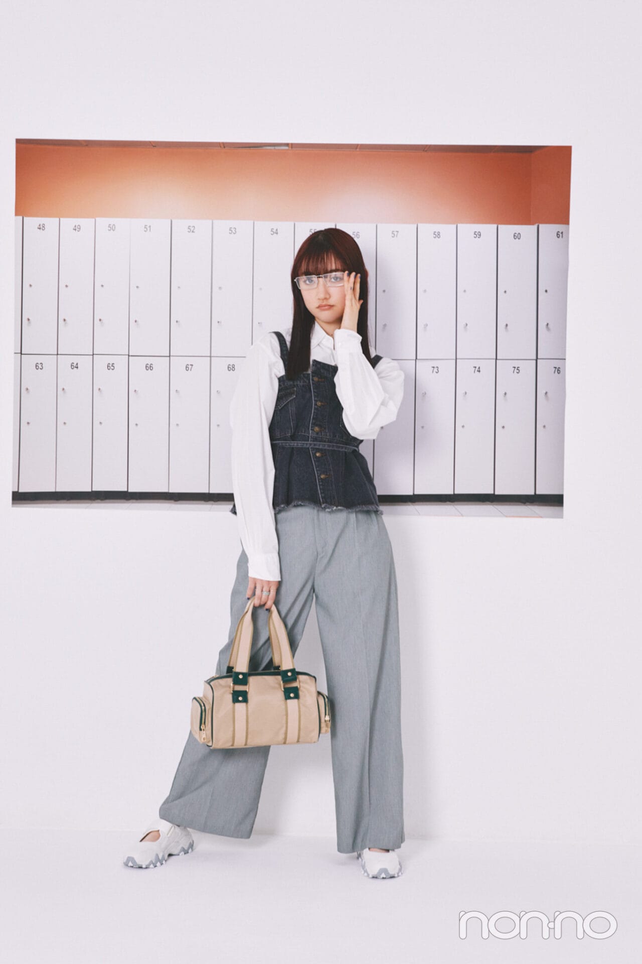 シャツにデニムビスチェを重ねた小宮山莉渚