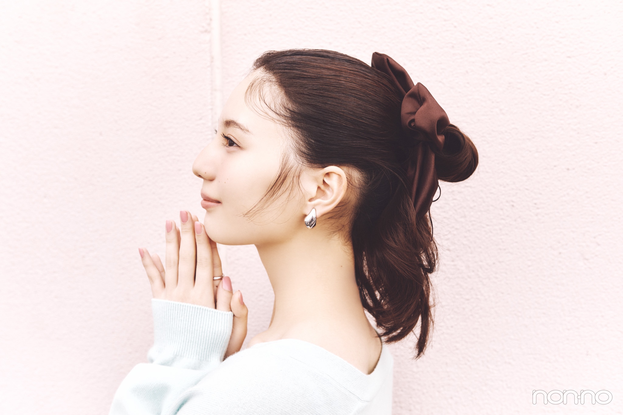 小坂菜緒のヘアアレ14daysのシュシュおだんごのアザーカット