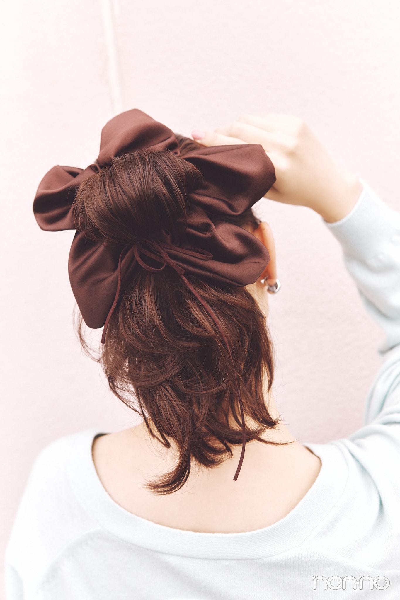 小坂菜緒のヘアアレ14daysのシュシュおだんごのバックカット