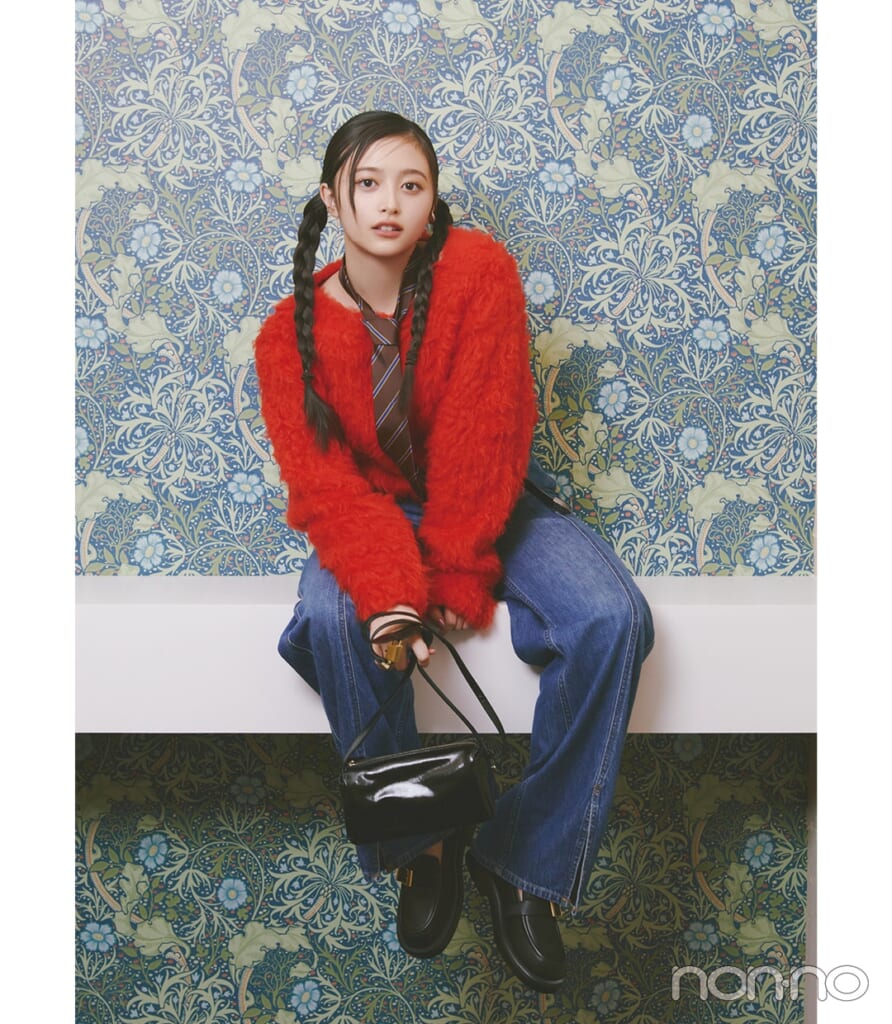 赤シャギーニットとネクタイとデニムパンツを合わせた赤ニットコーデの女性