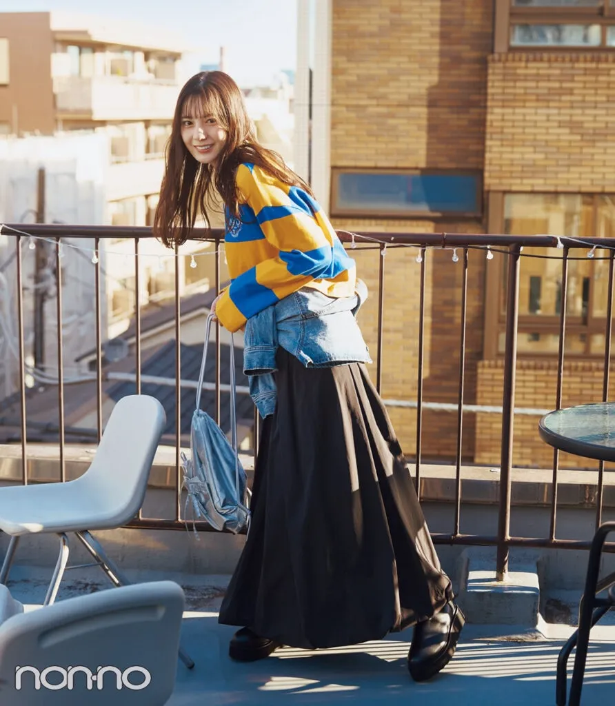 小坂菜緒の大学生の一週間コーデ、水曜日のラガーシャツスタイル