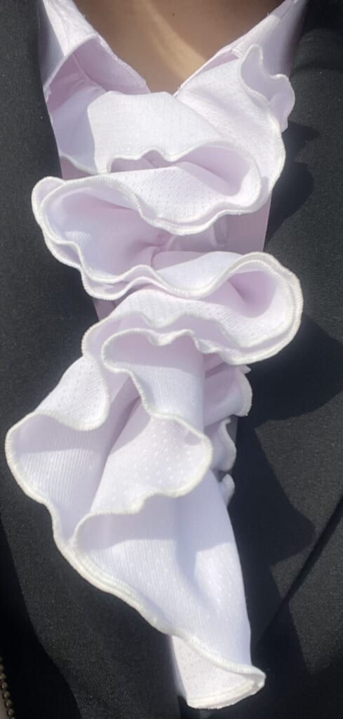 フリルがついたピンク色のブラウス