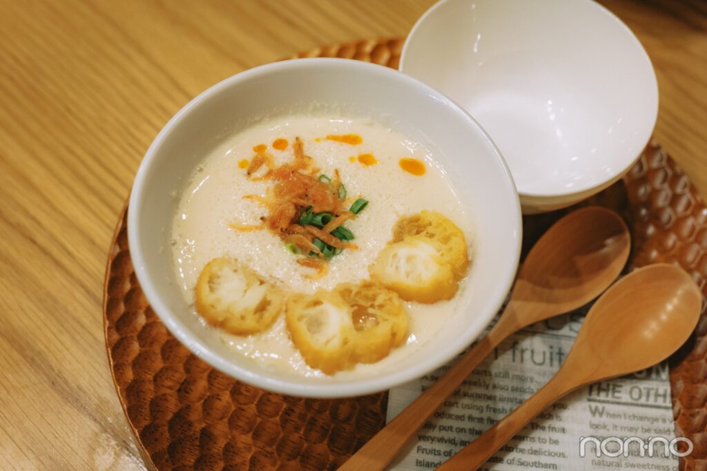 皿に入った、パンや小エビが浮いた白いスープ