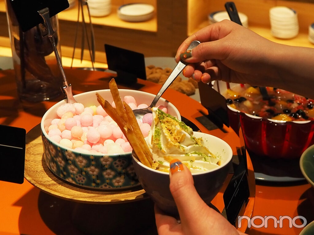 OMOダイニングでの芋けんぴパフェを作るシーン