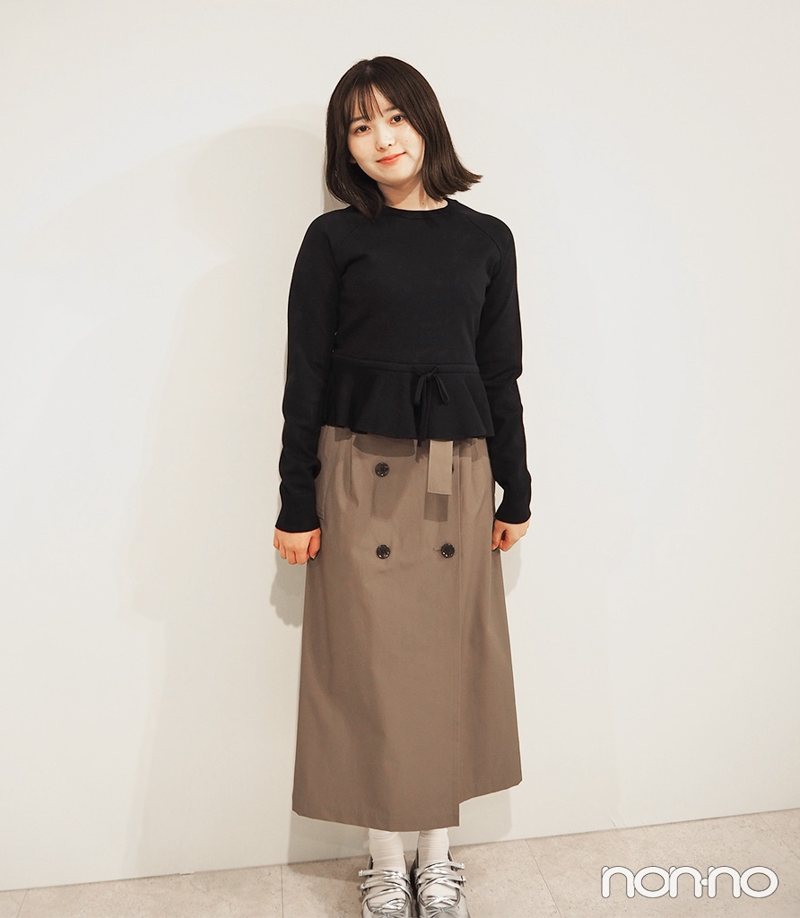 「トレンチスカート by rokh」 カラー: 56 OLIVEをシンプルニットと合わせた着回しコーデ