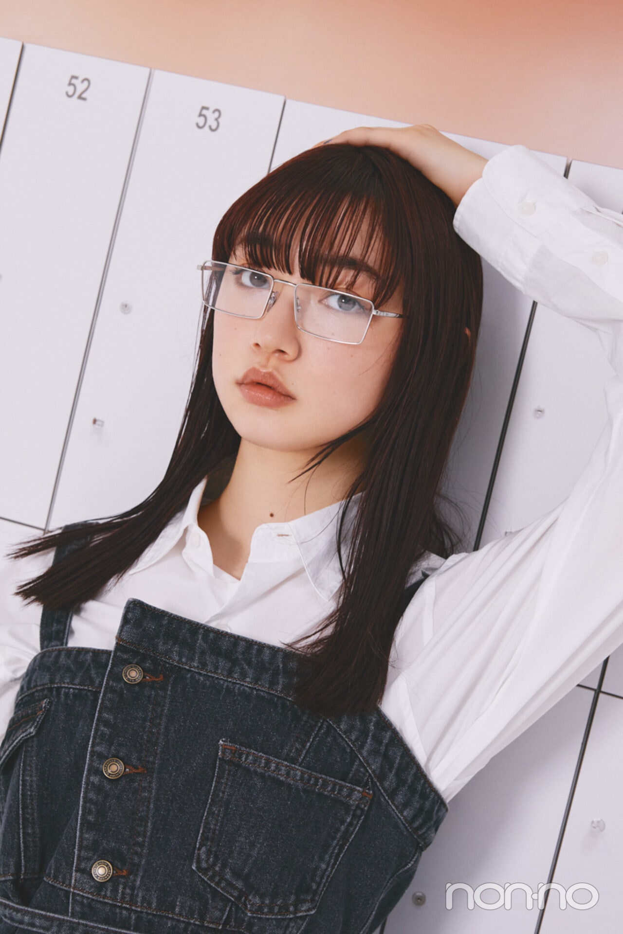 メタルフレームのメガネをかけた小宮山莉渚