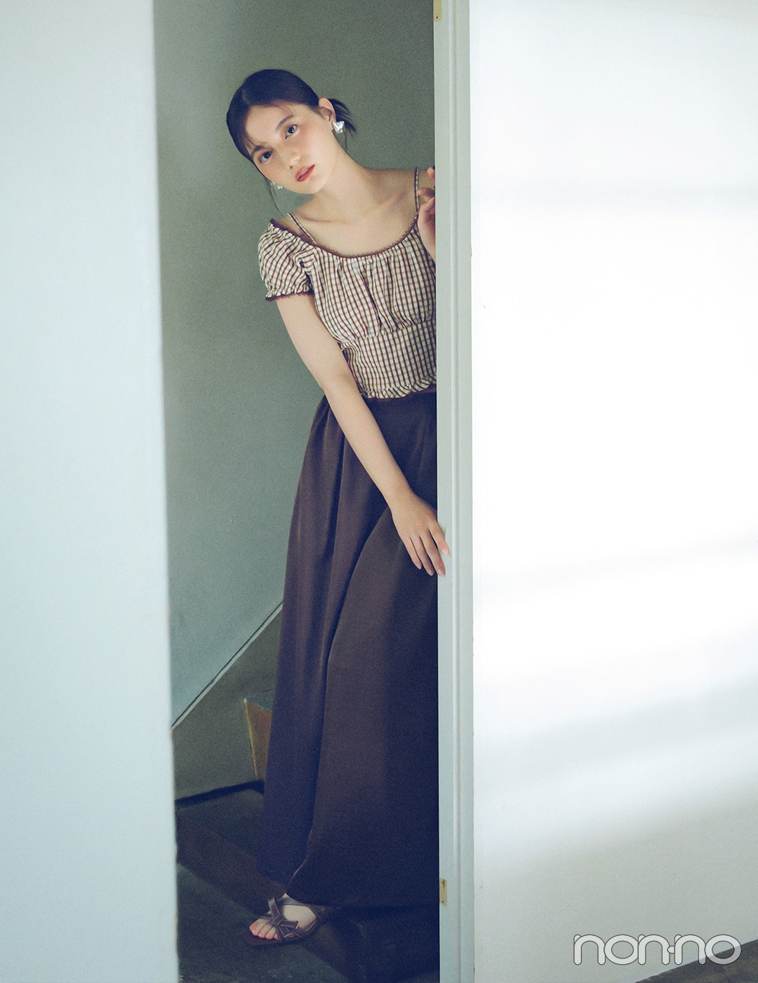 ブラウンのチェック柄トップス×ロングスカートのワントーンコーデ