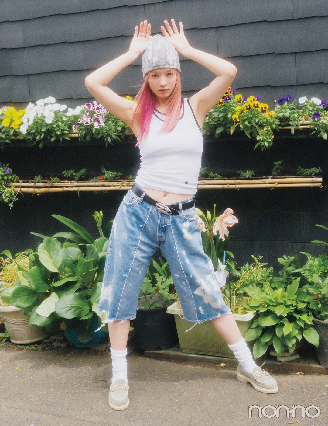 ブルーのハーフデニム×タンクトップの夏コーデ