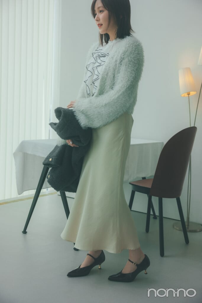 大学生の可愛い冬のデートコーデ　アウターを脱いだスカートコーデ