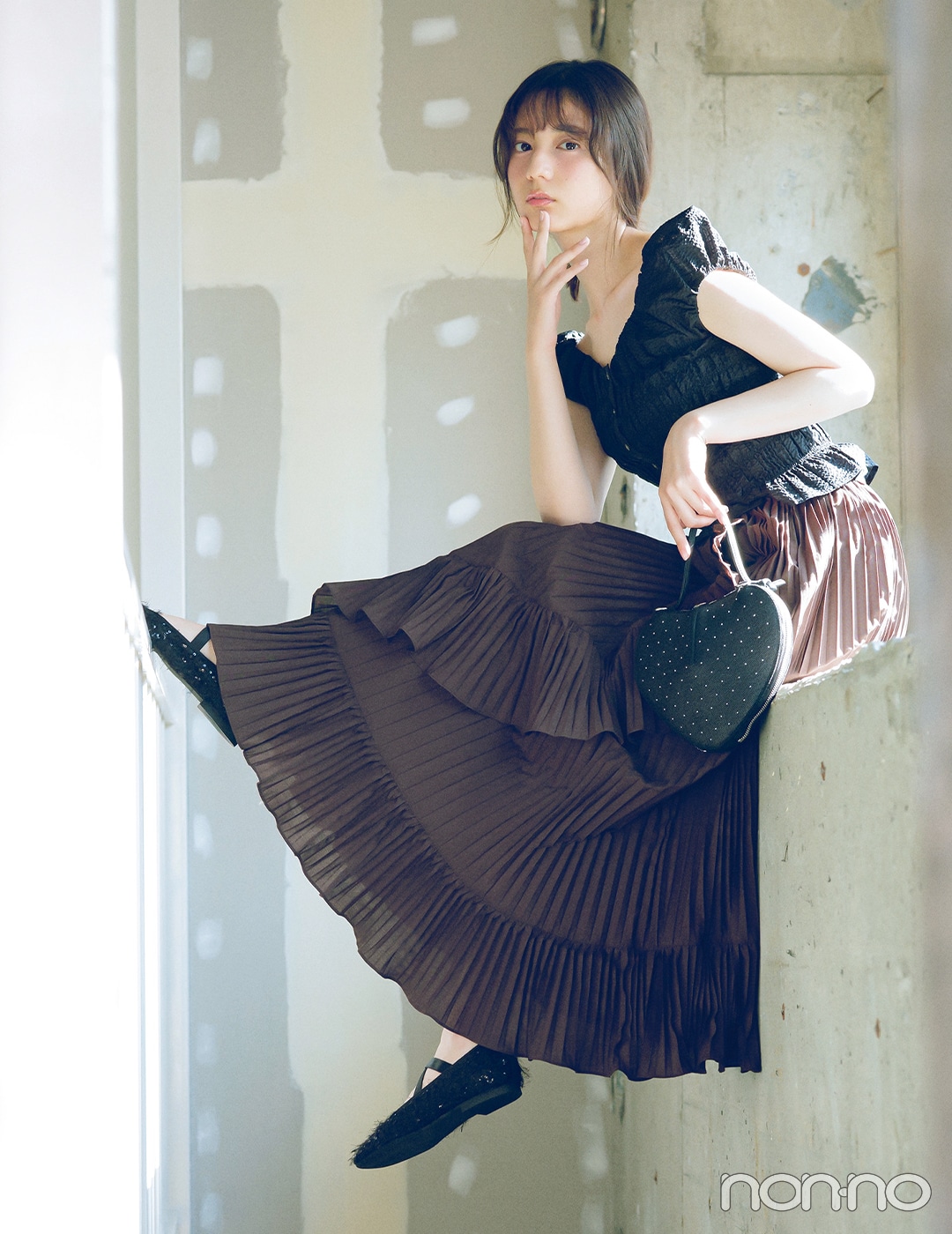 小坂菜緒の大学生の一週間コーデ、月曜日のロングスカートスタイル