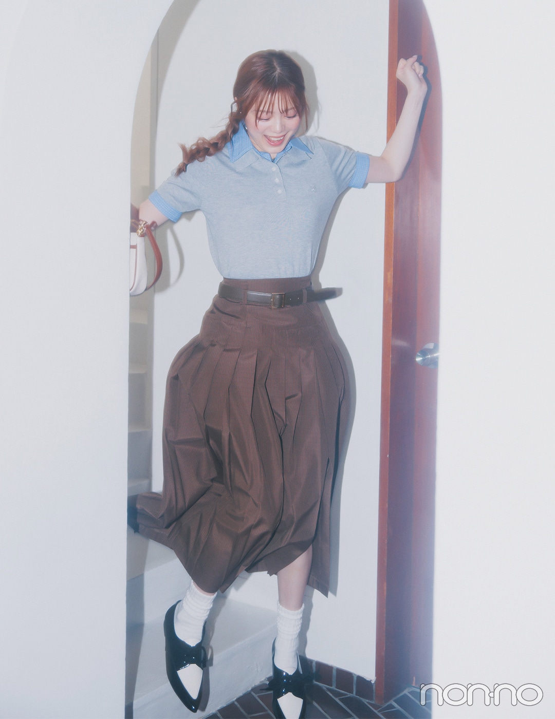 紺野彩夏の大学生1週間コーデ、木曜日の膝丈スカートスタイル