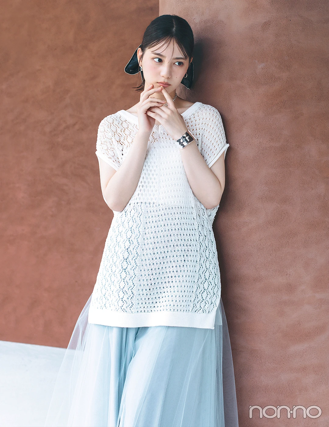 小坂菜緒の大学生の一週間コーデ、火曜日のニットスタイル