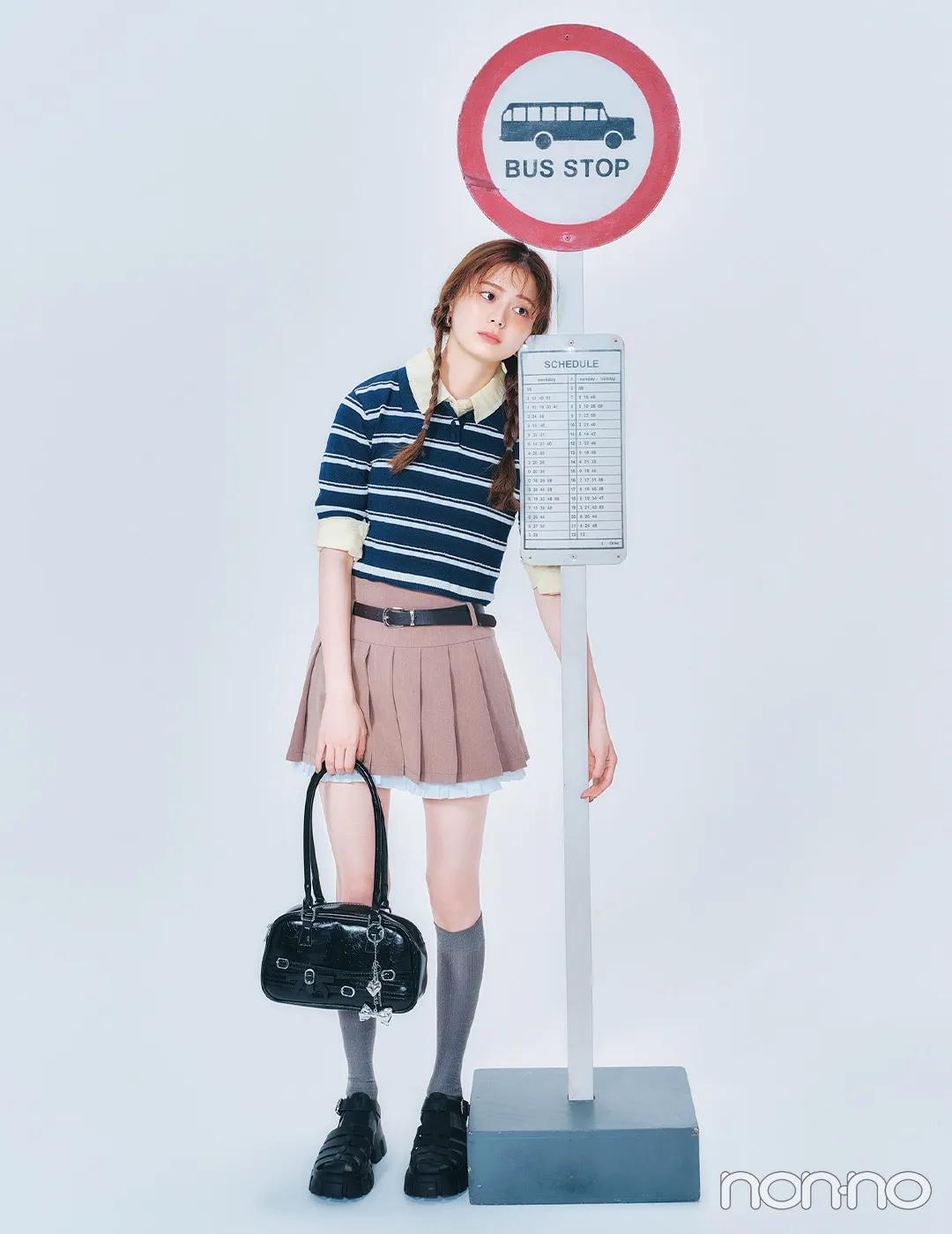 紺野彩夏の大学生1週間コーデ、月曜日のミニスカスタイル