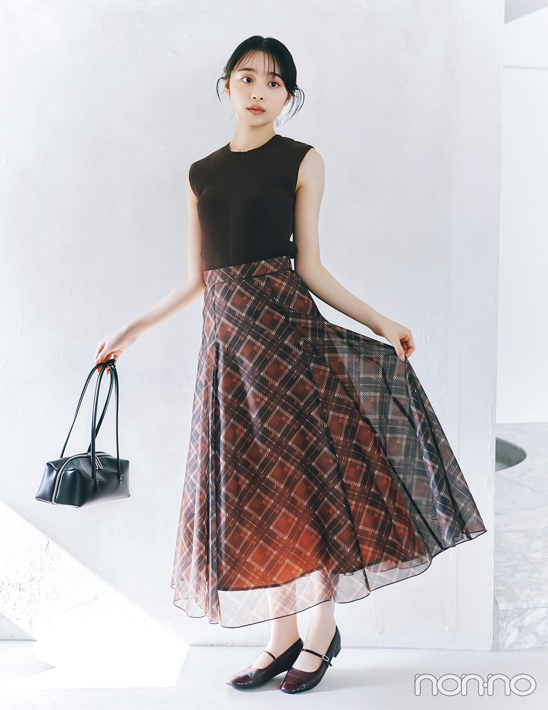 ブラウンのニットトップス×チェック柄スカートのコーデ