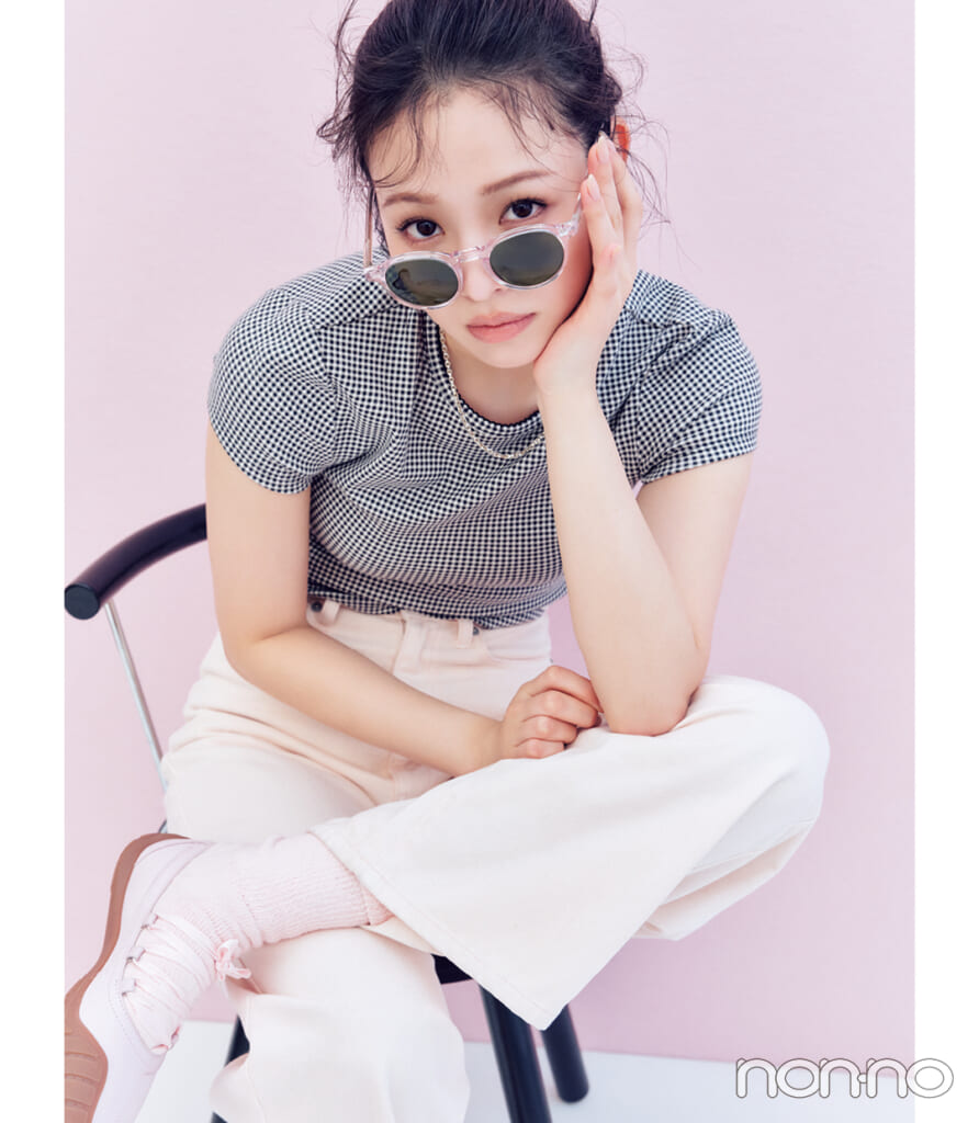 横田真悠がはくココディールのボーイッシュなピンクデニム