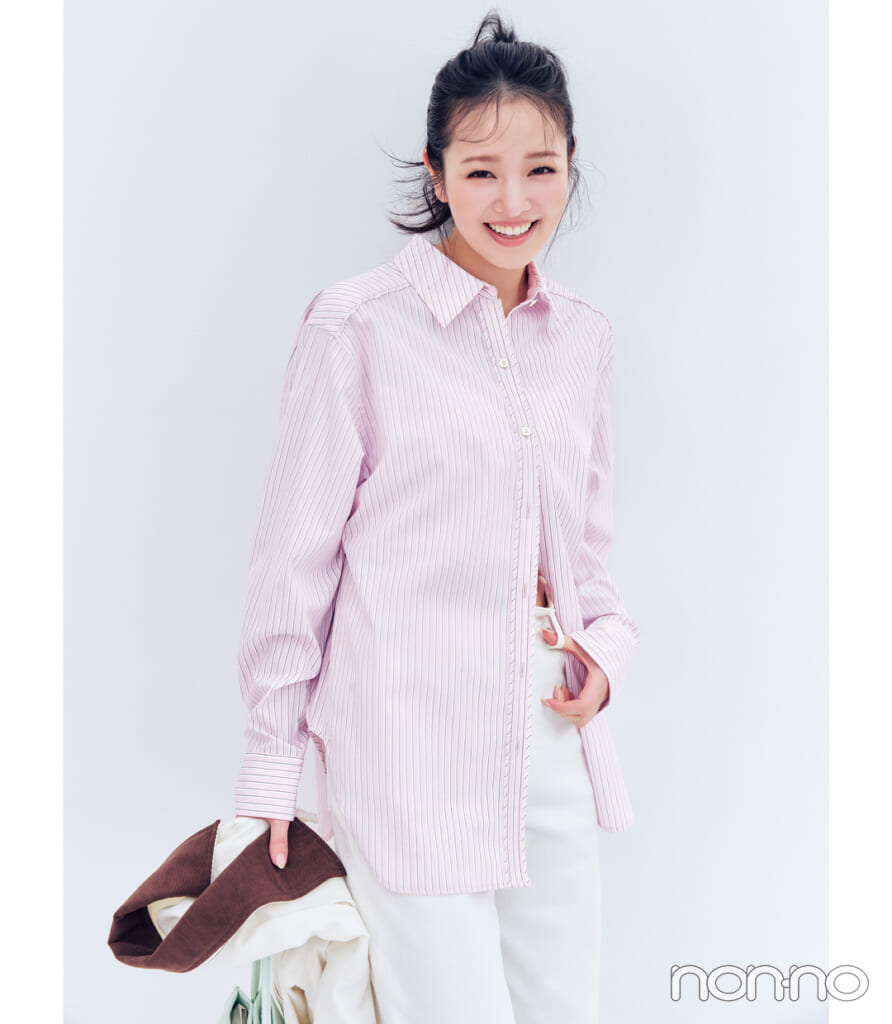 横田真悠のが着るボーイッシュなピンクストライプシャツ