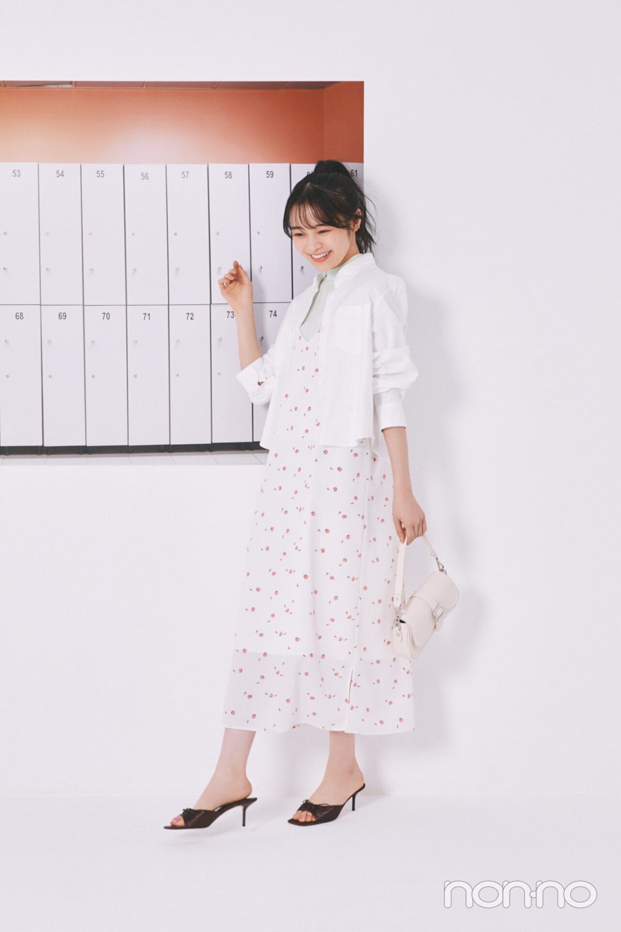 キャミワンピにシャツを羽織った林芽亜里