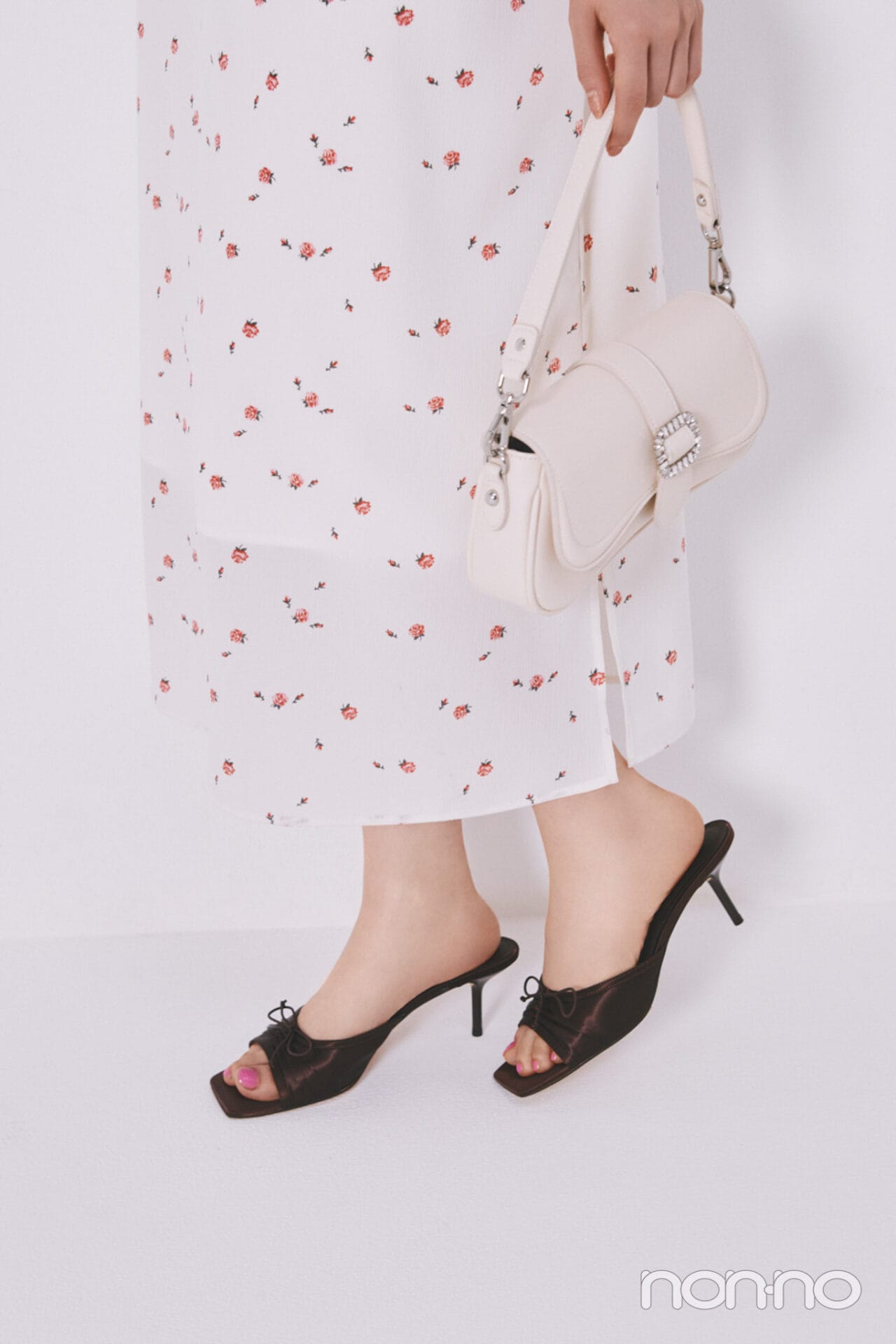 ミュールサンダルを履いた林芽亜里の足元