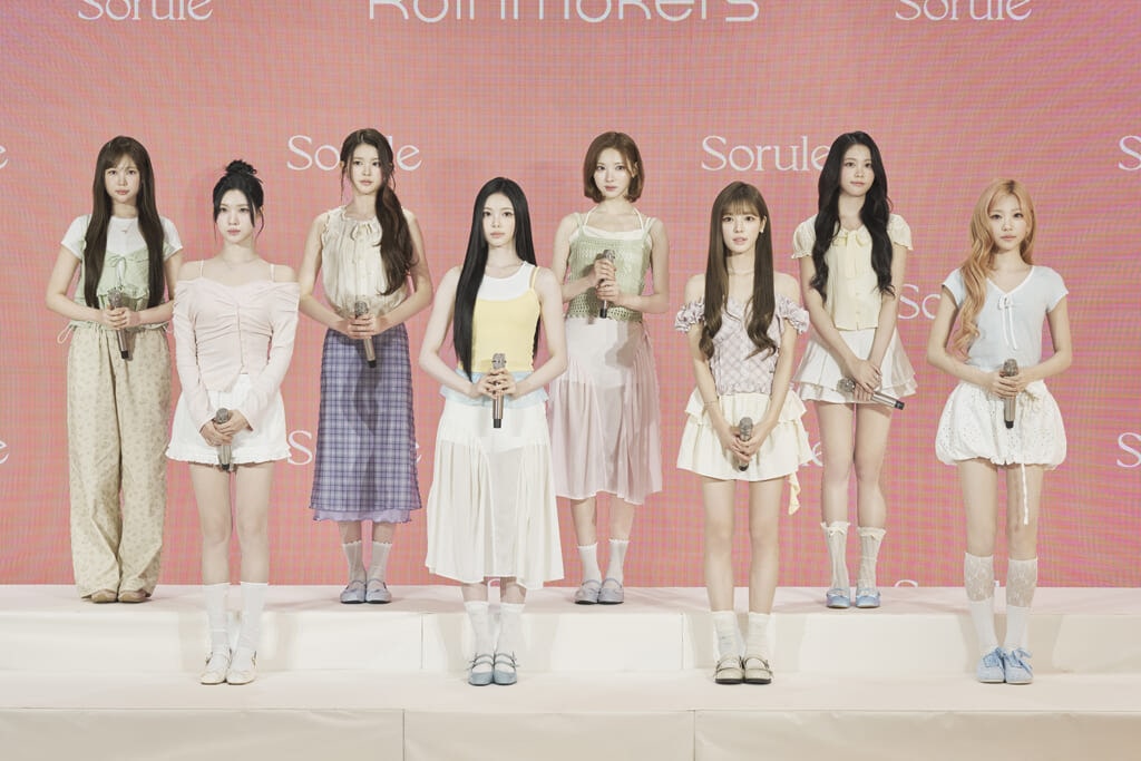 (後列・左から)YE-ON(イェオン)、A-NA(エイナ)、JIWOO(ジウ)、CARMEN(カルメン)
(前列・左から)JUUN(ジューン)、IAN(イアン)、YUHA(ユハ)、STELLA(ステラ)