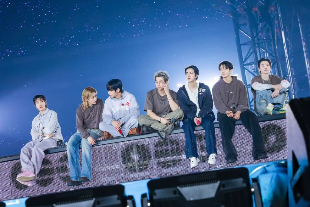 横並びに座るBTSのメンバー