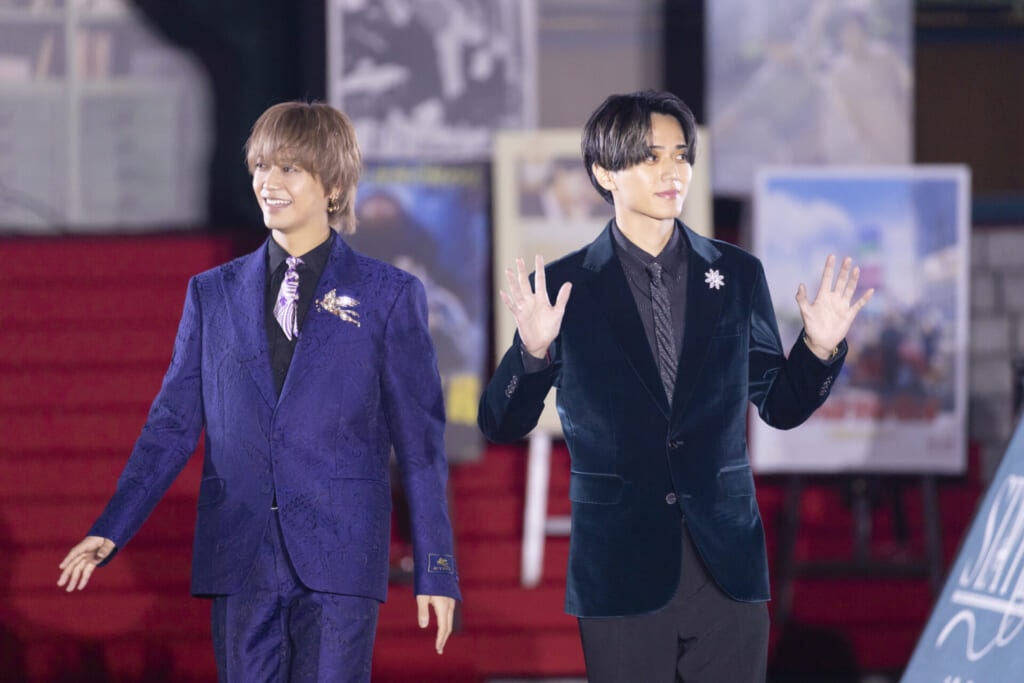 レッドカーペットを歩きながら、集まったファンの声援に応えるKing & Princeの永瀬廉さん、髙橋海人さん