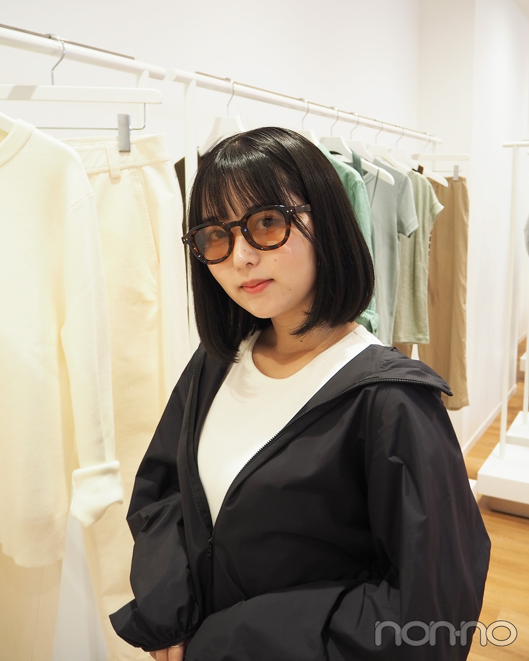 ユニクロの黒のポケッタブルUVカットパーカを着たnon-no　girls