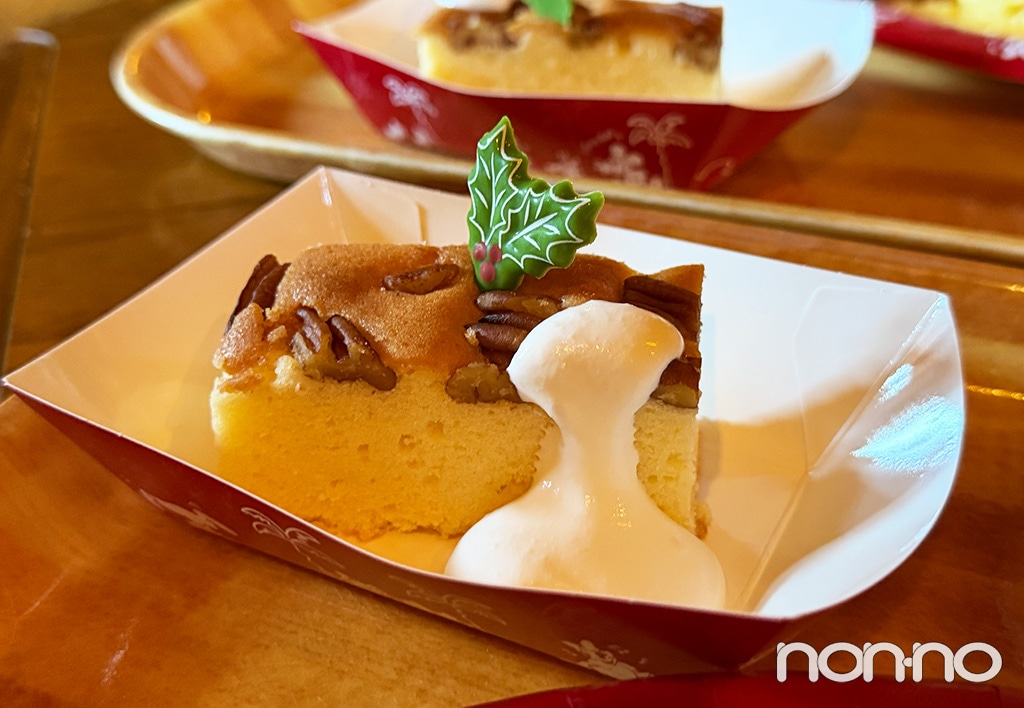 ピーカンナッツのケーキ、ディズニーランドのクリスマスレストランメニュー