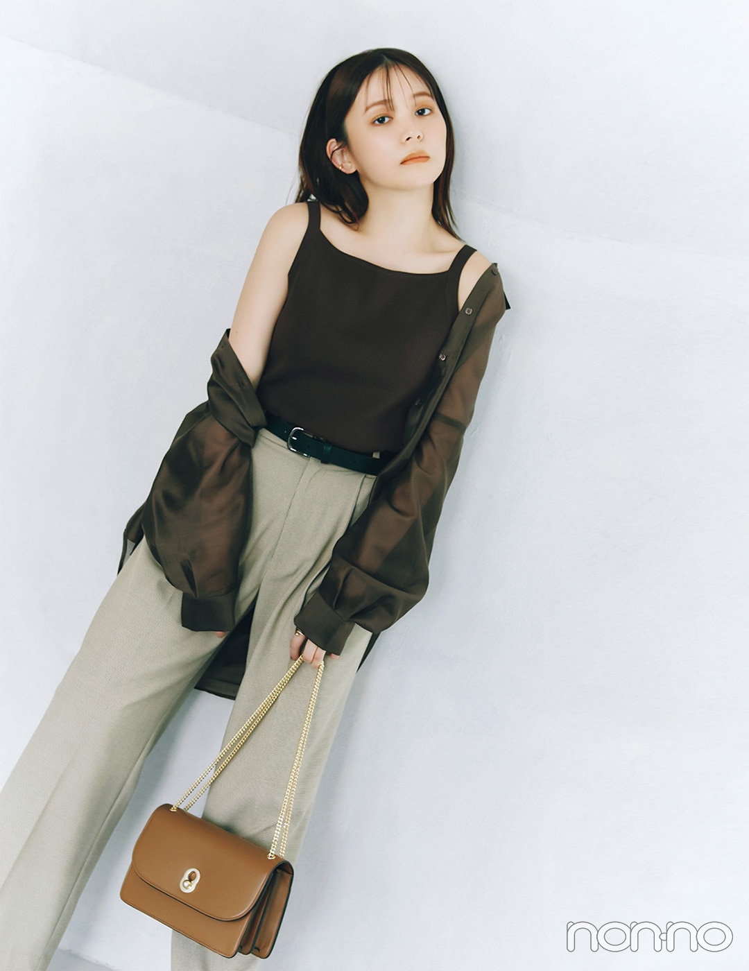 久間田琳加の大学生の一週間コーデ、水曜日のシアーシャツスタイル