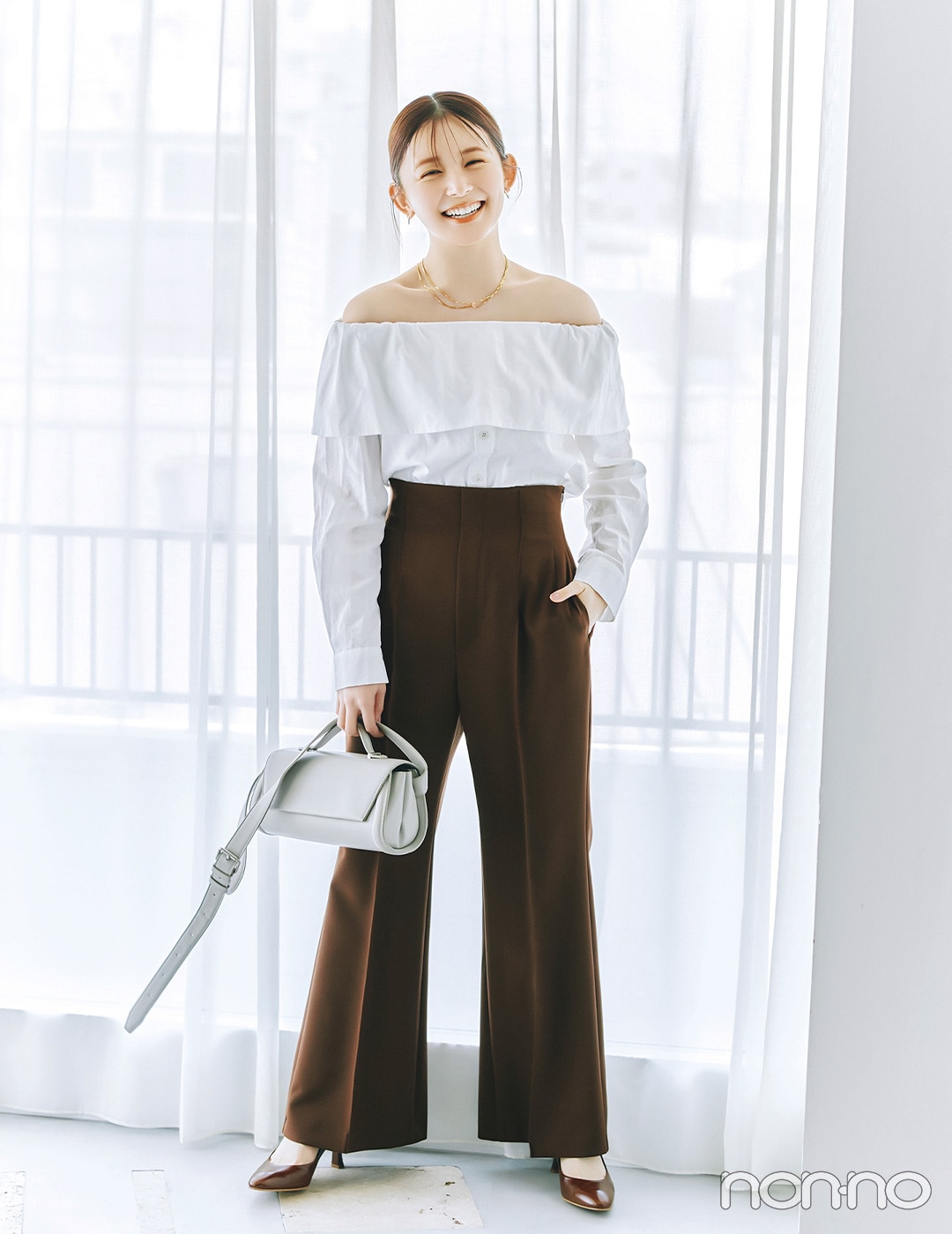 オフショルブラウス×ブラウンパンツのコーデ