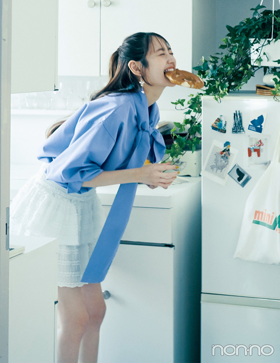 加藤栞の大学生の一週間コーデ、水曜日のミニスカスタイル