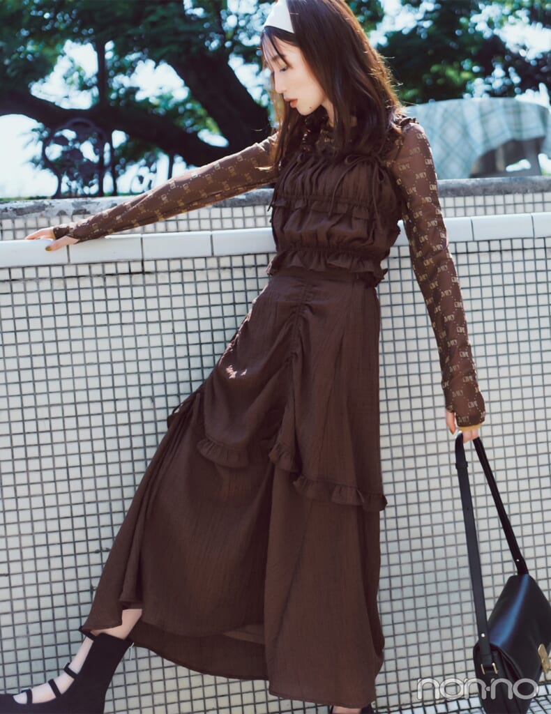 2025秋トレンドのブラウンコーデの服装の女性