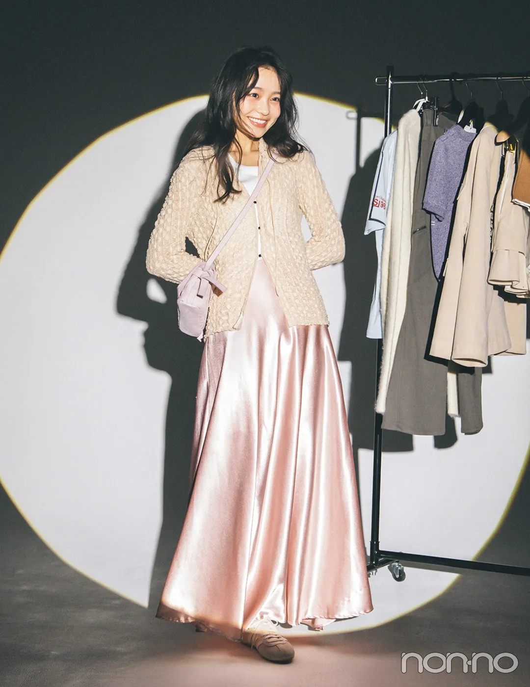 林芽亜里が着こなす大学生の一週間コーデ 水曜日のサテンスカートスタイル