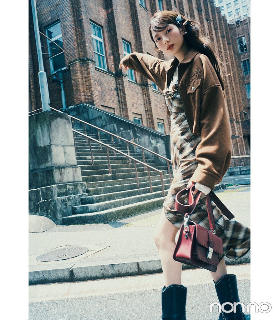 ブラウンのスウェードブルゾン×チェック柄ワンピのコーデ