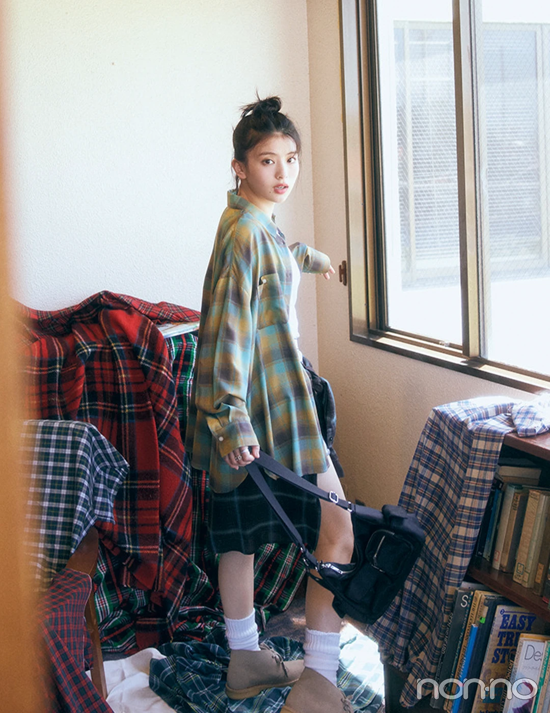 出口夏希の大学生の一週間コーデ、火曜日のチェックシャツスタイル