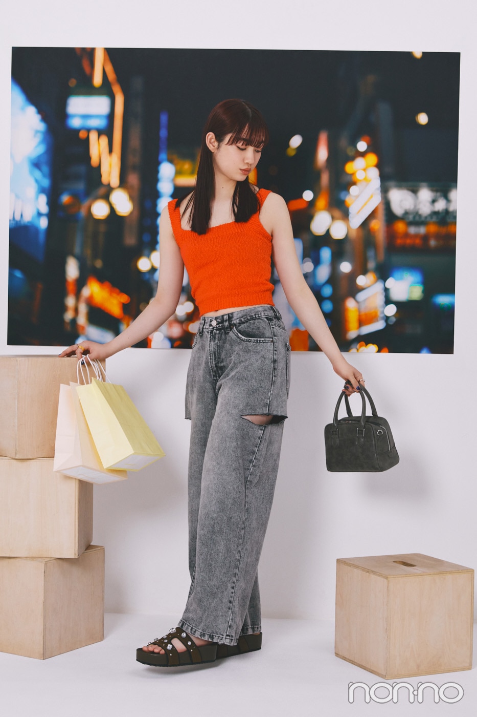 赤のニットタンク×スラッシュワイドデニムの夏コーデ