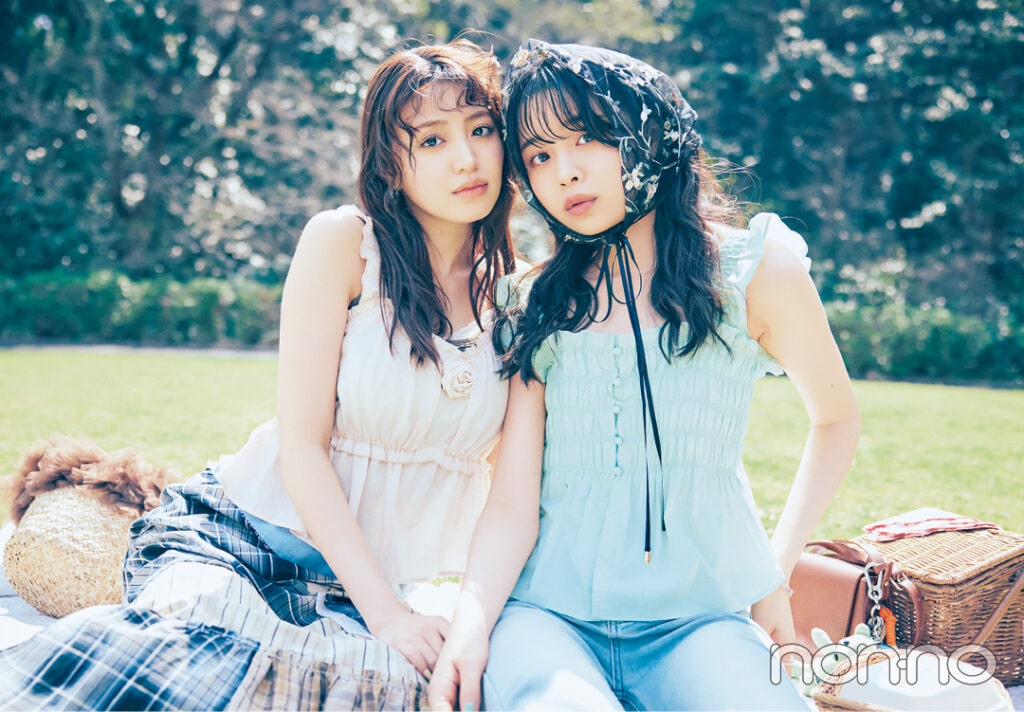 香音と林芽亜里の夏イベ肌見せトップスモデルカット5−1