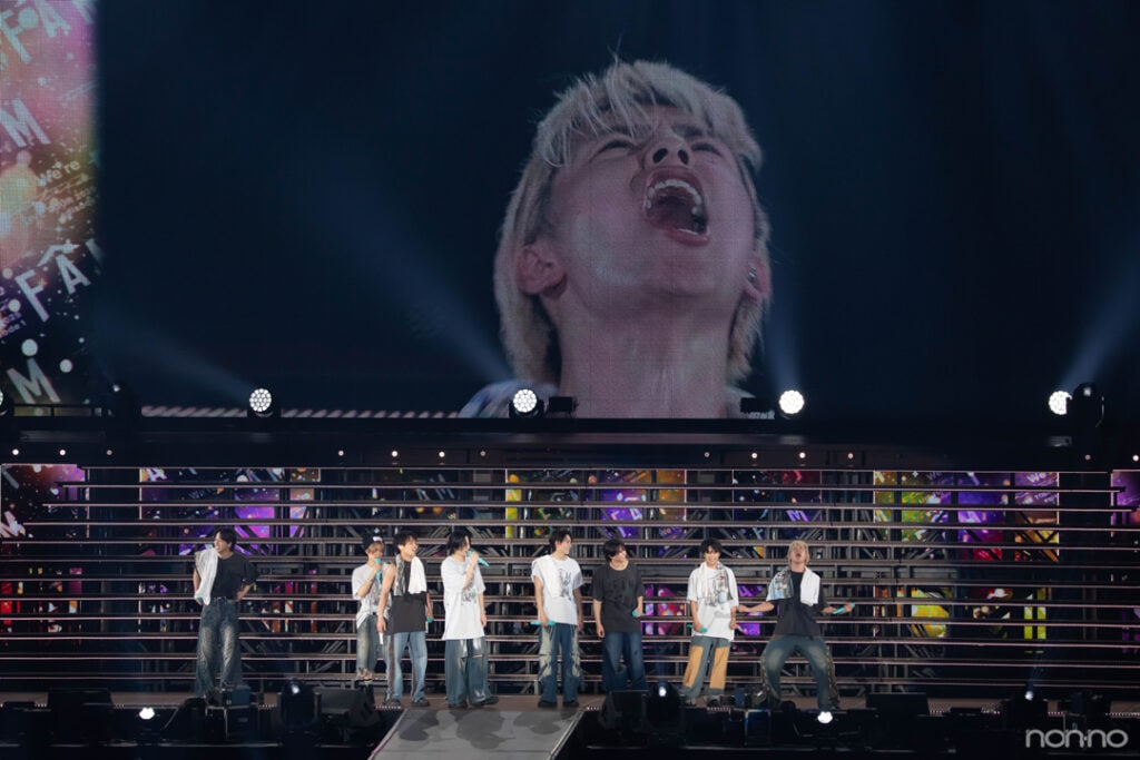 最後の挨拶で雄たけびをあげる篠塚大輝さんとそれを見守るtimeleszメンバー