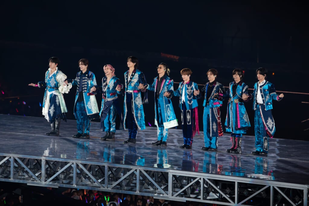 ラウールさんプロデュースのターコイズ衣装を着てオープニングに登場し、TRUE LOVEを披露するSnow Man