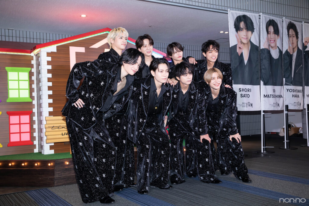 囲み取材に登場し、フォトコールに応えるtimelesz