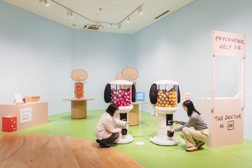 スヌーピー缶バッジのワークショップにあるカプセルトイ