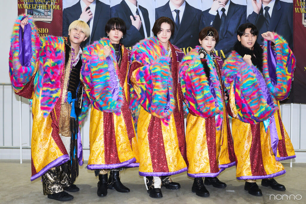 ライブ前囲み取材に登場したKEY TO LITの集合カット